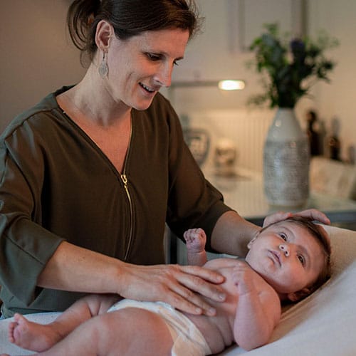 Osteopaat Jenny behandelt een baby