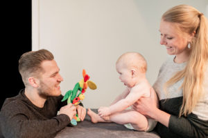 Behandeling baby door osteopaat met papa