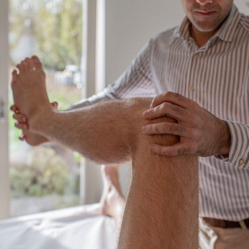 Osteopaat behandelt knie