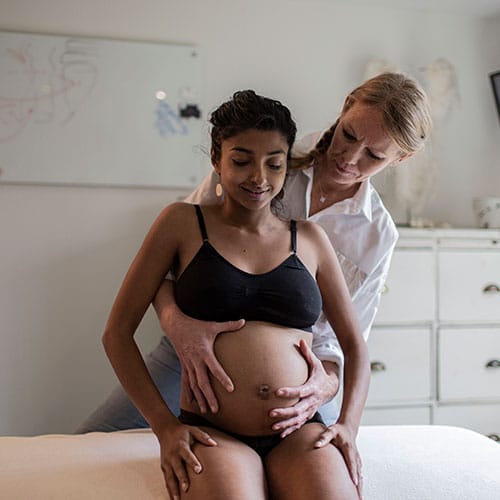 Osteopaat Colette behandelt zwangere vrouw