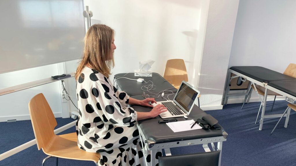 Osteopaat Colette Peeters geeft les in IAO Antwerpen